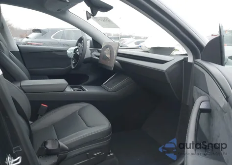 2026 Tesla Model Y Long Range Dual Motor All-Wheel Drive z USA, uszkodzony, nr VIN 7SAYGDED8TF386743